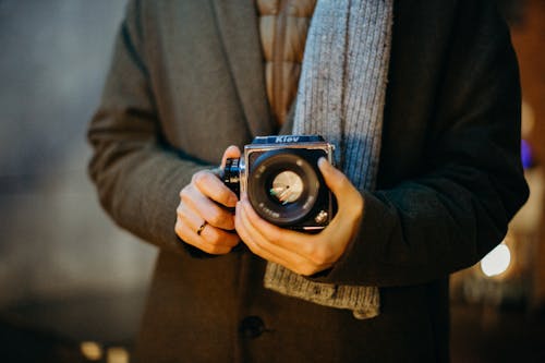 Ingyenes stockfotó analóg fényképezőgép, fekete kabát, fekete kamera témában