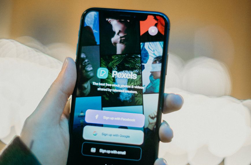 Online dating: starting a conversation on a niche platform
