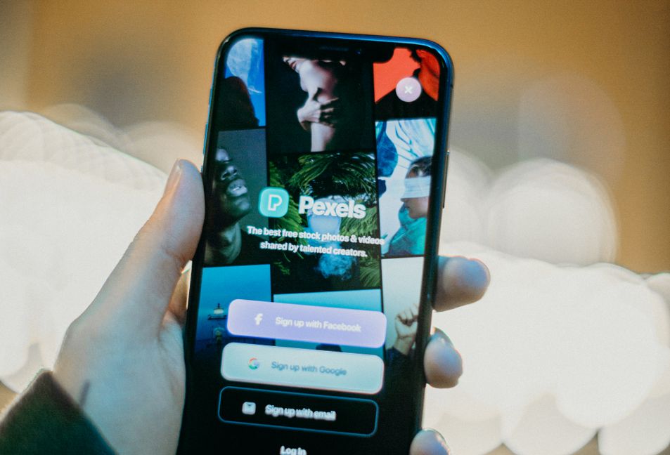 Online dating: starting a conversation on a niche platform