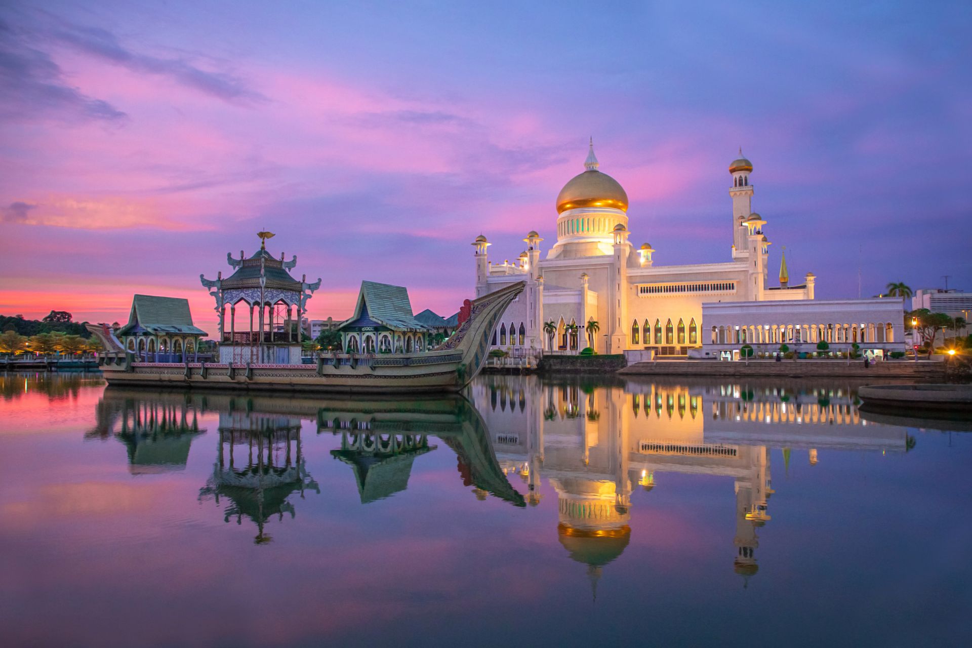 Brunei — Golden-domed mosques, a stilt-village capital & Bornean rainforest