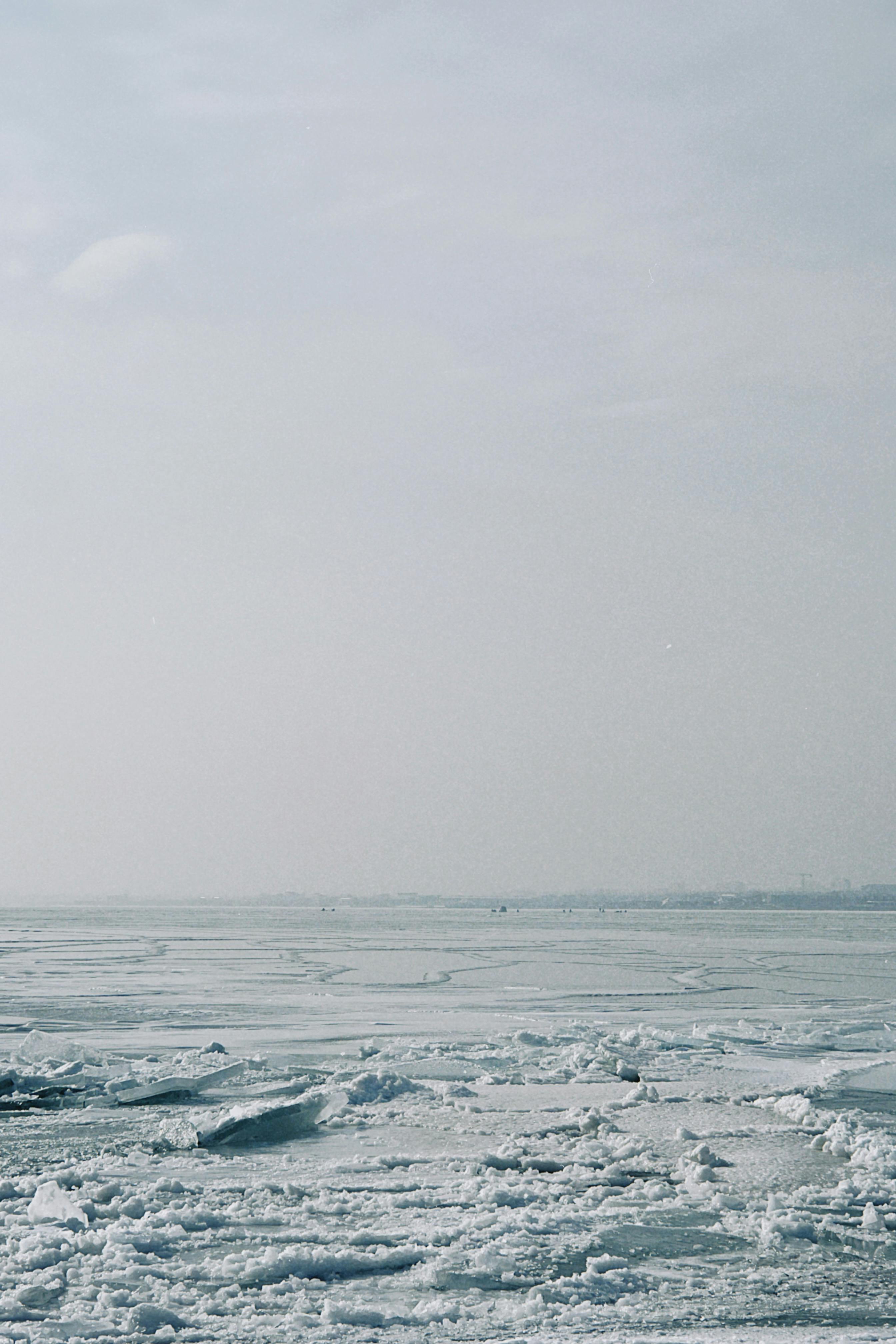 Gratuit Un vast peisaj acoperit de zăpadă sub un cer înnorat de iarnă în Konaev, regiunea Almaty, Kazahstan. Fotografie de stoc