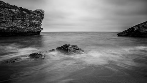 Free Black and white long exposure of dramatic rock formations by the sea in Kocaeli, Türkiye. Stock Photo