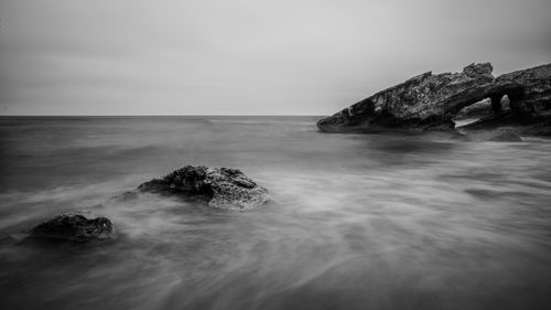 Free Dramatic black and white long exposure of rock formations on the Kocaeli coast in Türkiye. Stock Photo