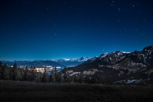 Гора, покрытая снегом в ночное время