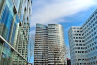 在晴朗蓝天的映衬下，现代摩天大楼呈现出引人注目的景观，展示了当代建筑设计