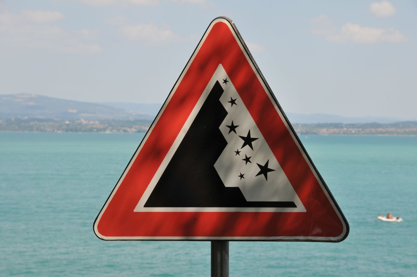 Foto de uma placa que diz 'Welcome to Lake America' substituindo a de Lake Ontario