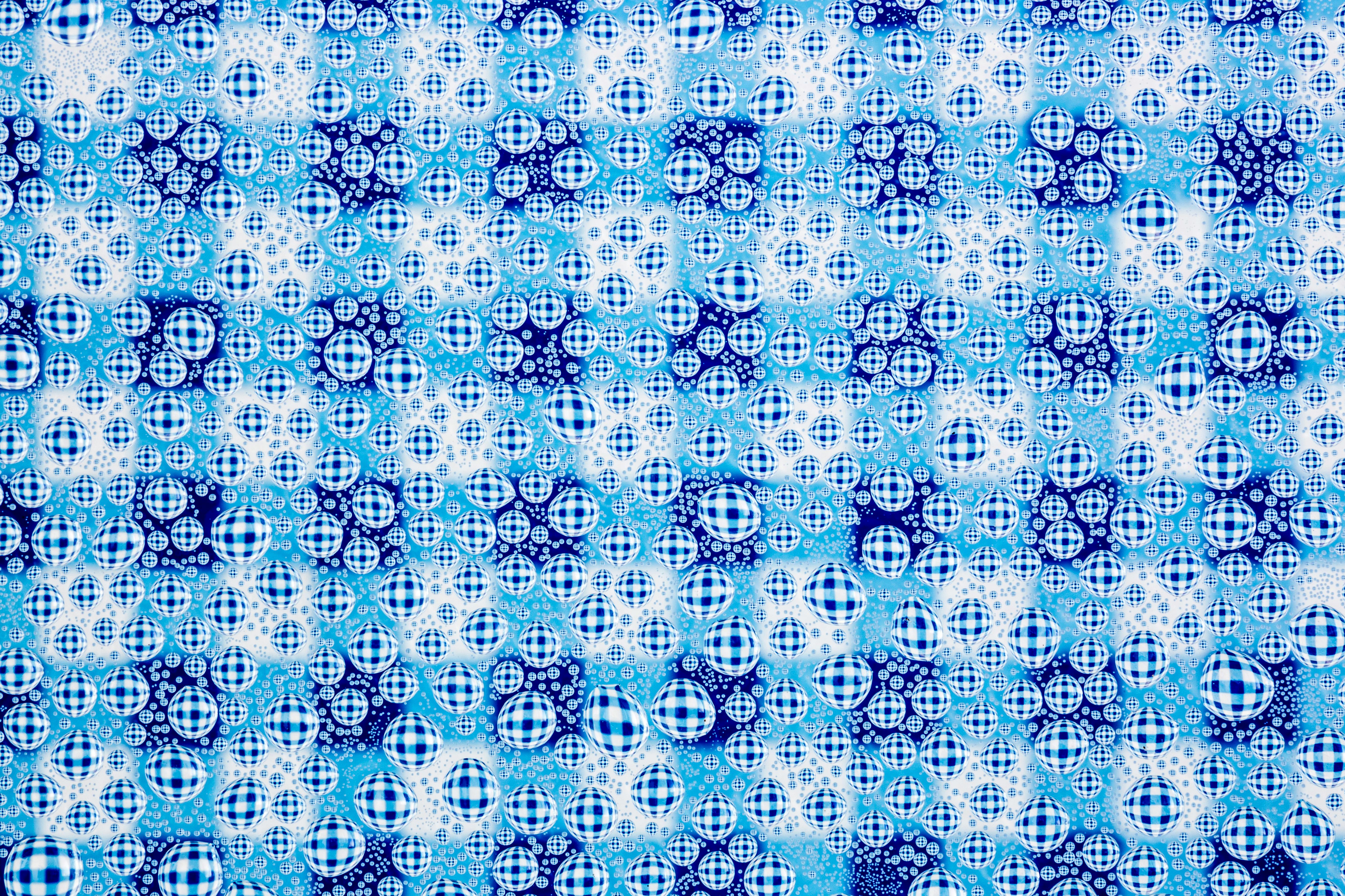 Gratis Patrón abstracto dinámico de círculos concéntricos azules y blancos que crean ilusiones similares a burbujas. Foto de stock