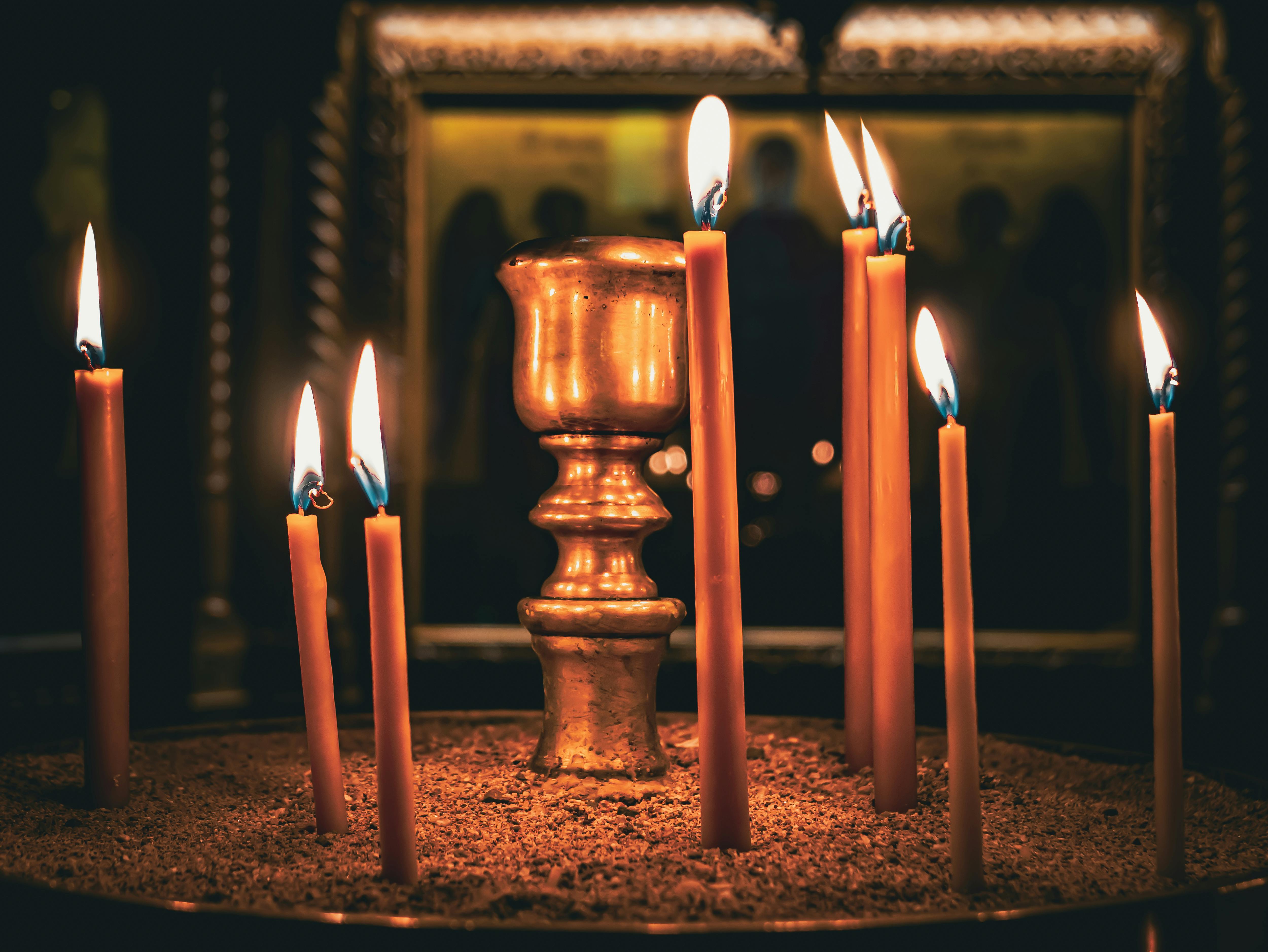 Lumânări aprinse într-o biserică ortodoxă – simbolul luminii lui Hristos