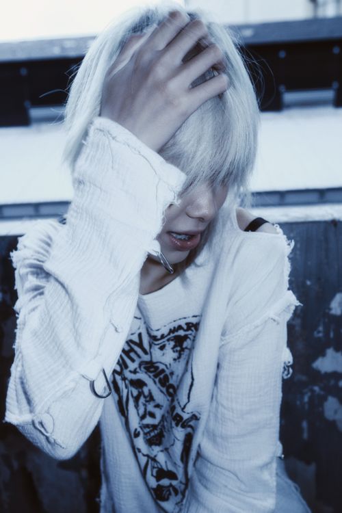 Free Fashionable person with platinum hair outdoors, wearing distressed clothing, creating a dramatic vibe. Stock Photo