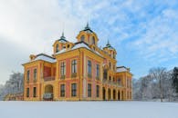 在雪景环绕中，历史悠久的施洛斯城堡内最受欢迎的狩猎小屋非常适合旅行和建筑爱好者