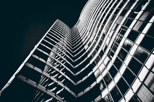 这座现代摩天大楼采用黑白相间的弧形立面，突显了玻璃与钢铁元素