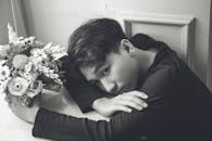 成人黑白艺术肖像搭配鲜花，营造出喜怒无常的氛围