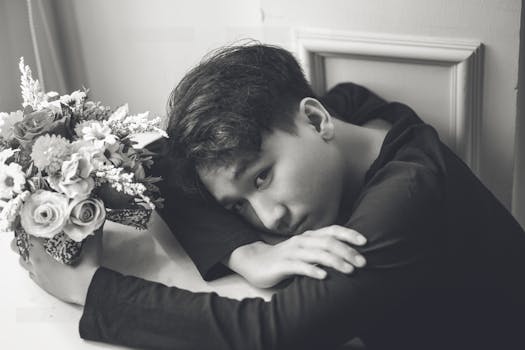 成人黑白艺术肖像搭配鲜花，营造出喜怒无常的氛围