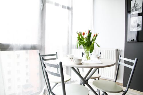 無料 チューリップの花とテーブルの横に空の椅子 写真素材