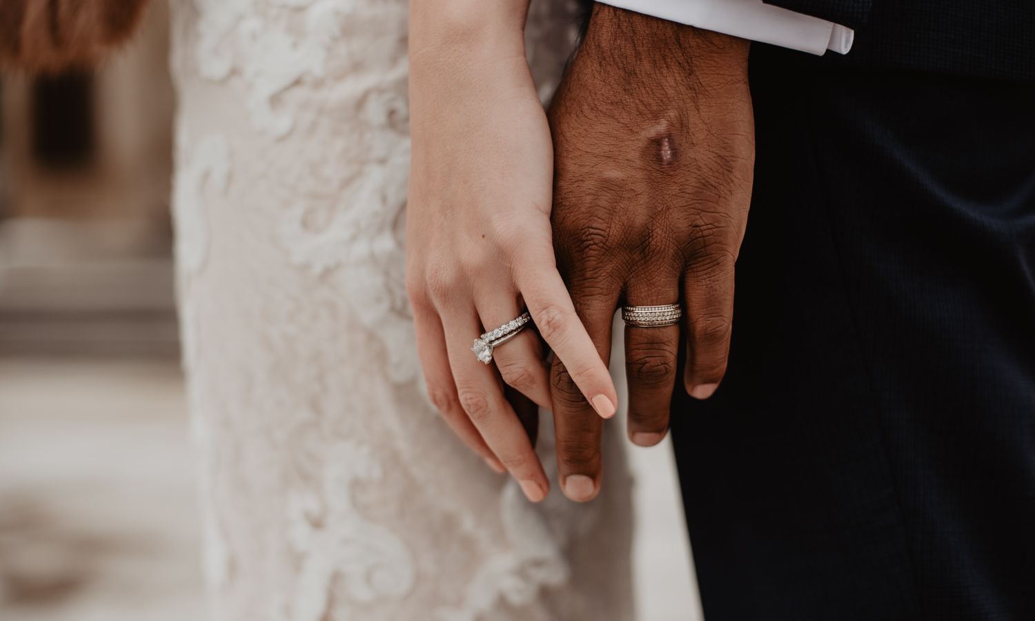 Mesa de trabajo de wedding planner con carpetas, listas y detalles de organización de boda