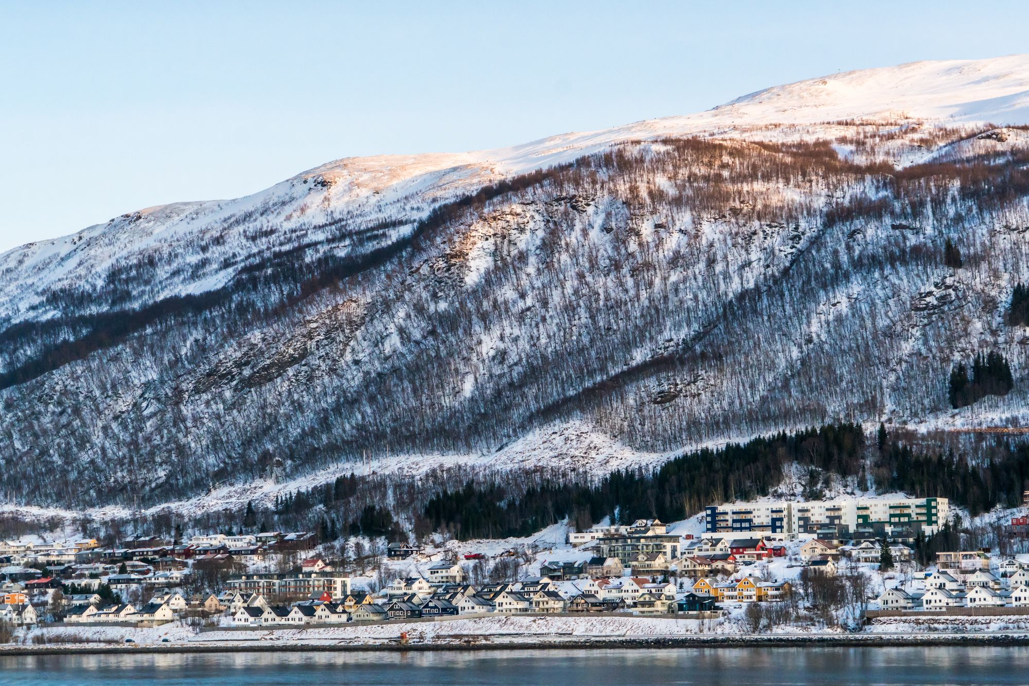 Vista de la ciudad costera de Bodø, en el norte de Noruega, con montañas al fondo