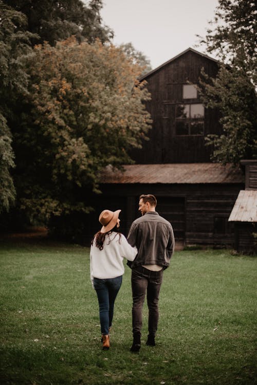 Homme Et Femme Debout Sur L'herbe Verte