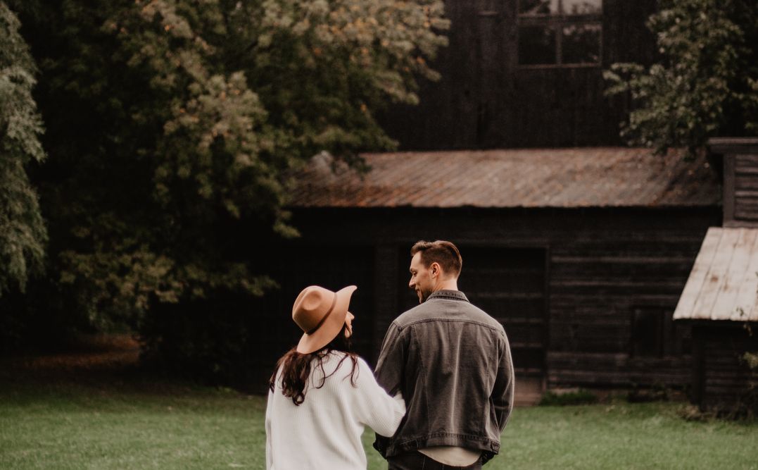 Online dating: starting a conversation on a niche platform