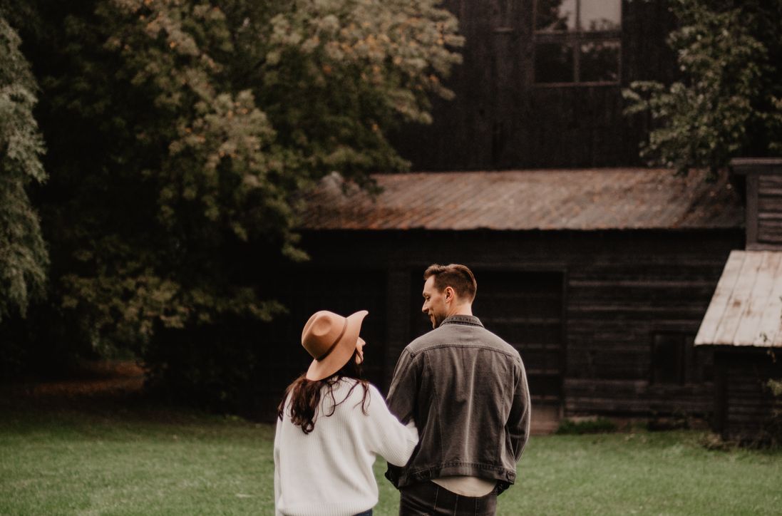 Online dating: starting a conversation on a niche platform
