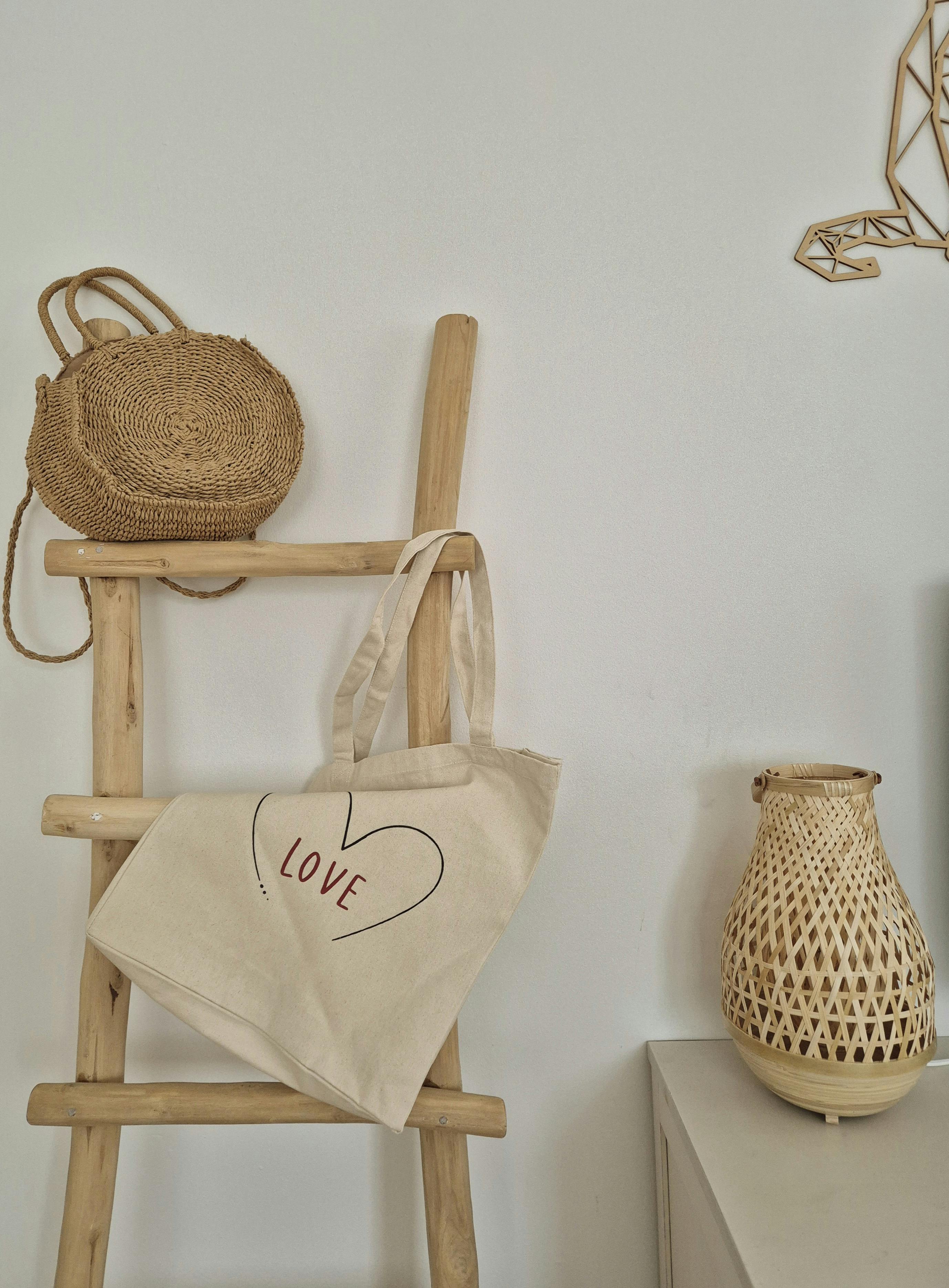 Gratuit Decor interior elegant, cu o geantă cu logo-ul iubit, pe o scară de lemn. Fotografie de stoc