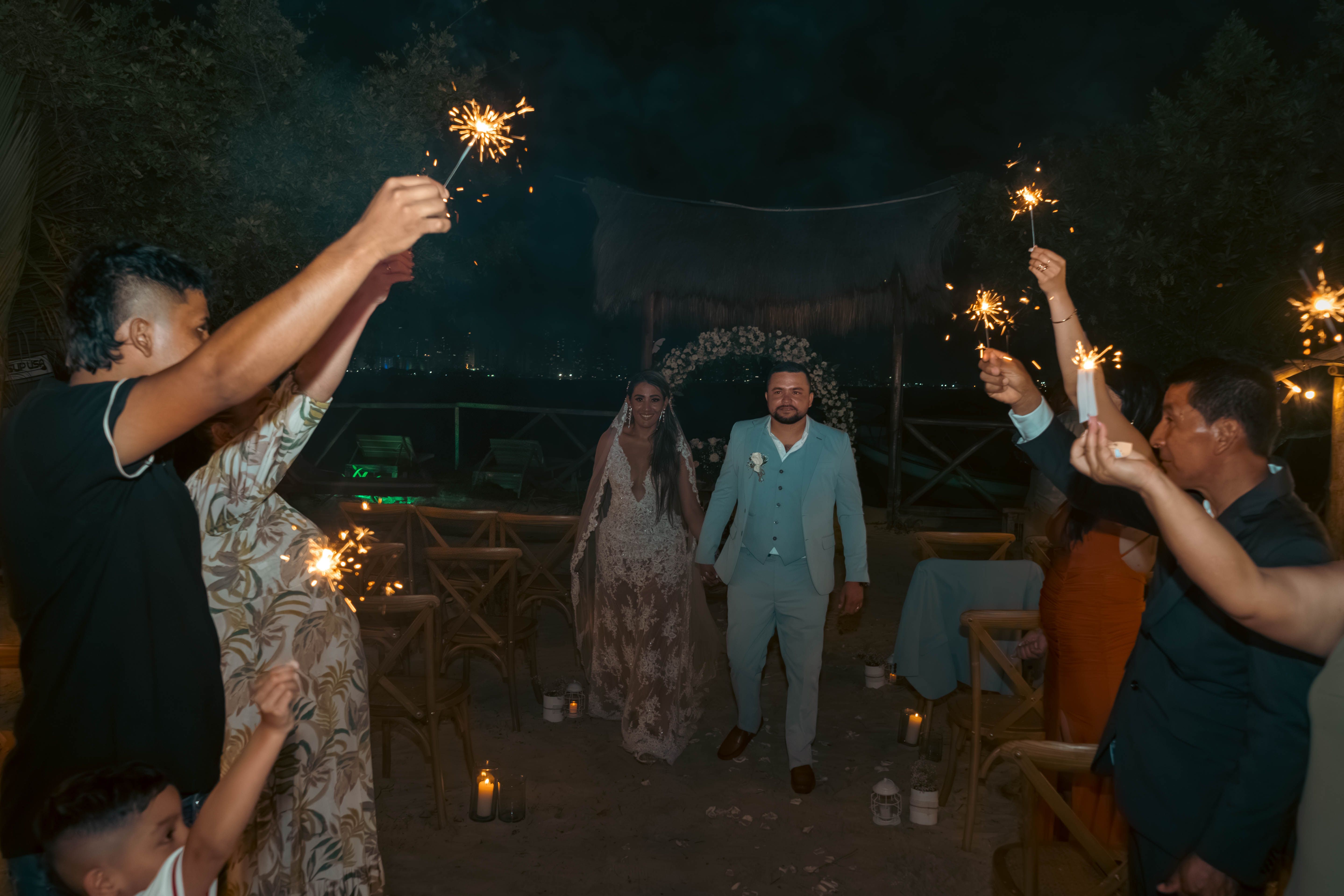 Un oficial de bodas celebrando una ceremonia al aire libre en Florida