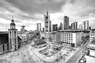 法兰克福的黑白城市景观融合了现代天际线与历史建筑