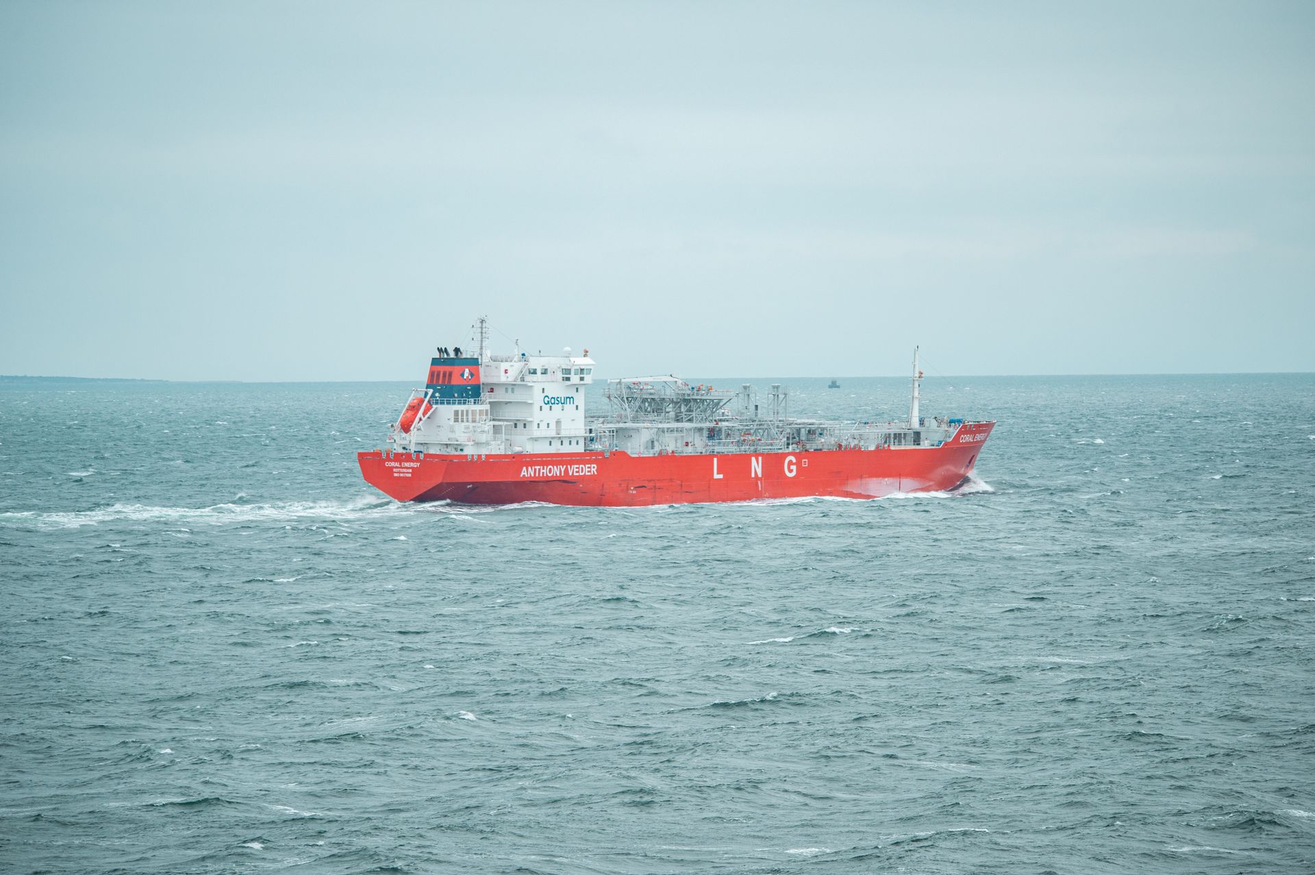 Gran metanero transportando gas natural licuado por aguas abiertas