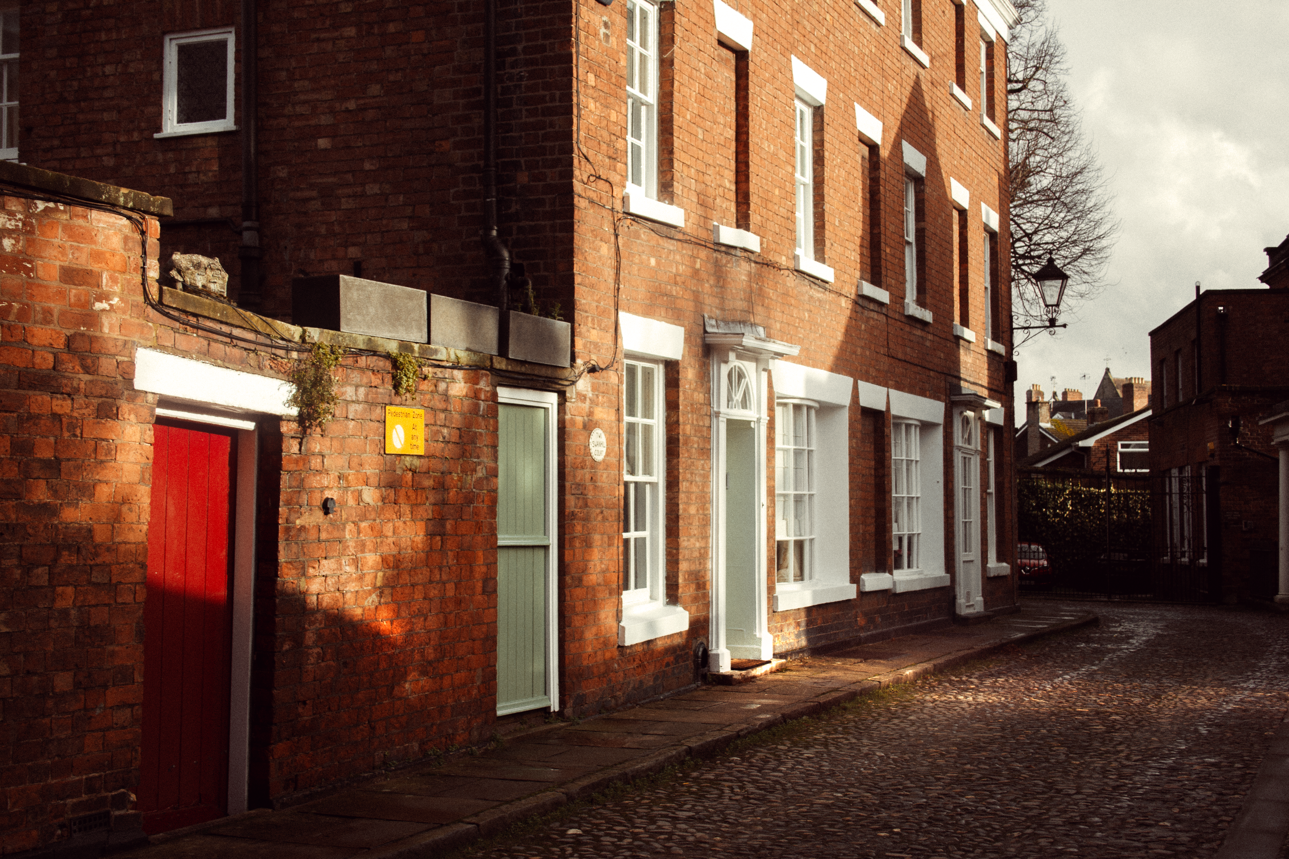 Fixed mortgage rates follow falling oil prices — Photo by Daniel  Wells on Pexels