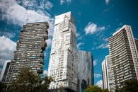 A view of contemporary skyscrapers under a clear blue sky in Ciudad de México.