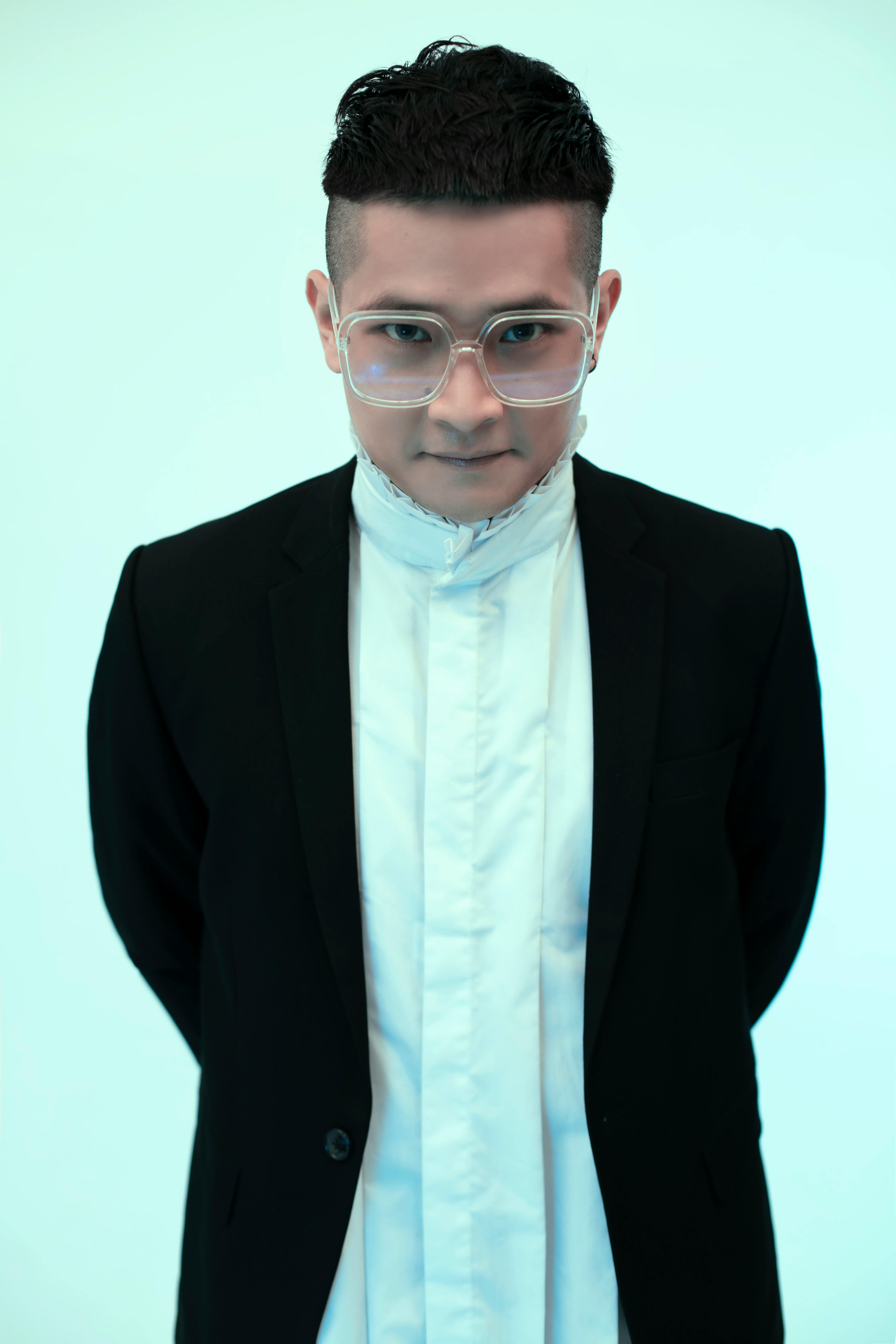 De franc Home segur de si mateix amb ulleres i un vestit negre elegant. Aspecte professional i modern. Foto d'estoc