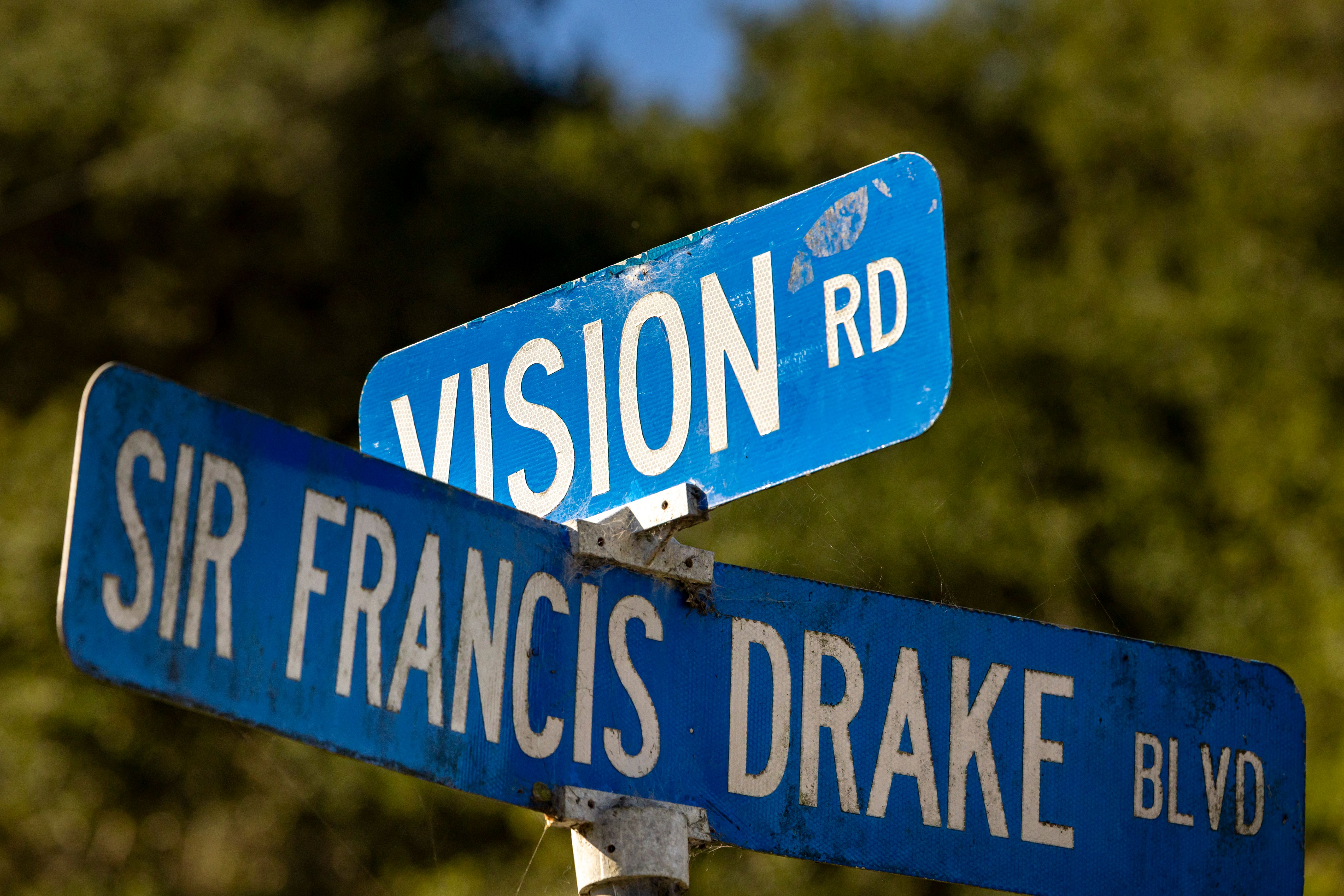 Street Signs of Vision Road and Sir Francis Drake · Free Stock Photo