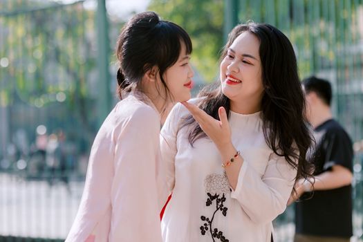 两人在咖啡馆亲密交谈，分享心事