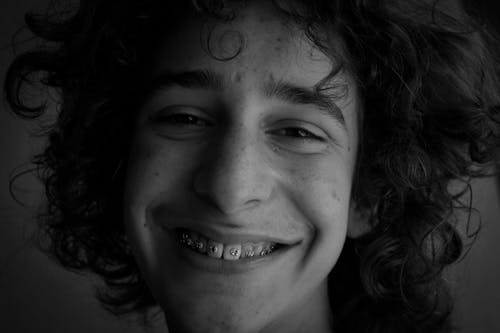 笑顔の男のモノクロ写真