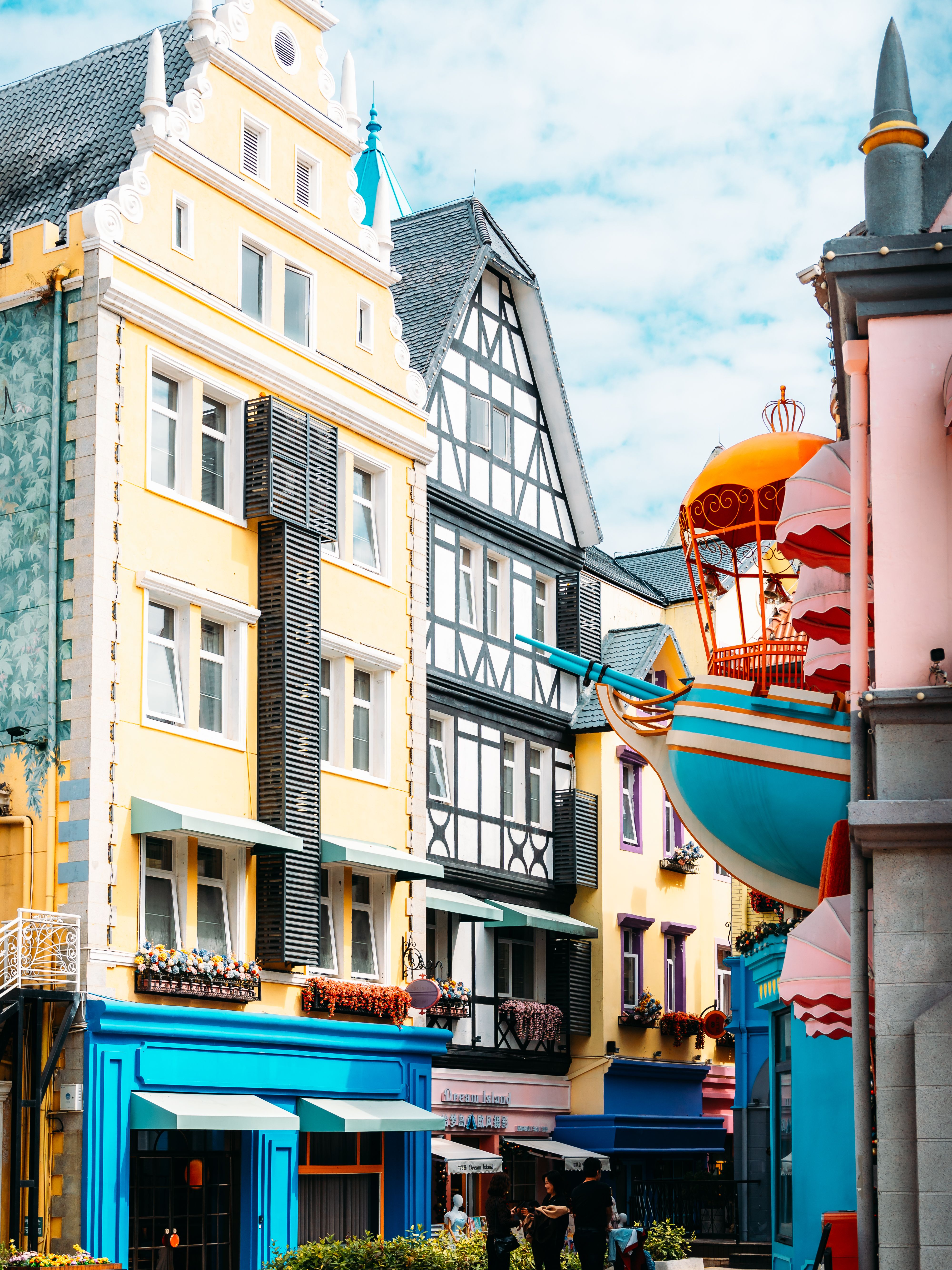 Colorful European Street with Vibrant Architecture · Free Stock Photo