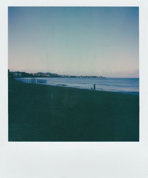 黄昏时分，海滩上一个人行走的剪影，非常适合宁静的主题