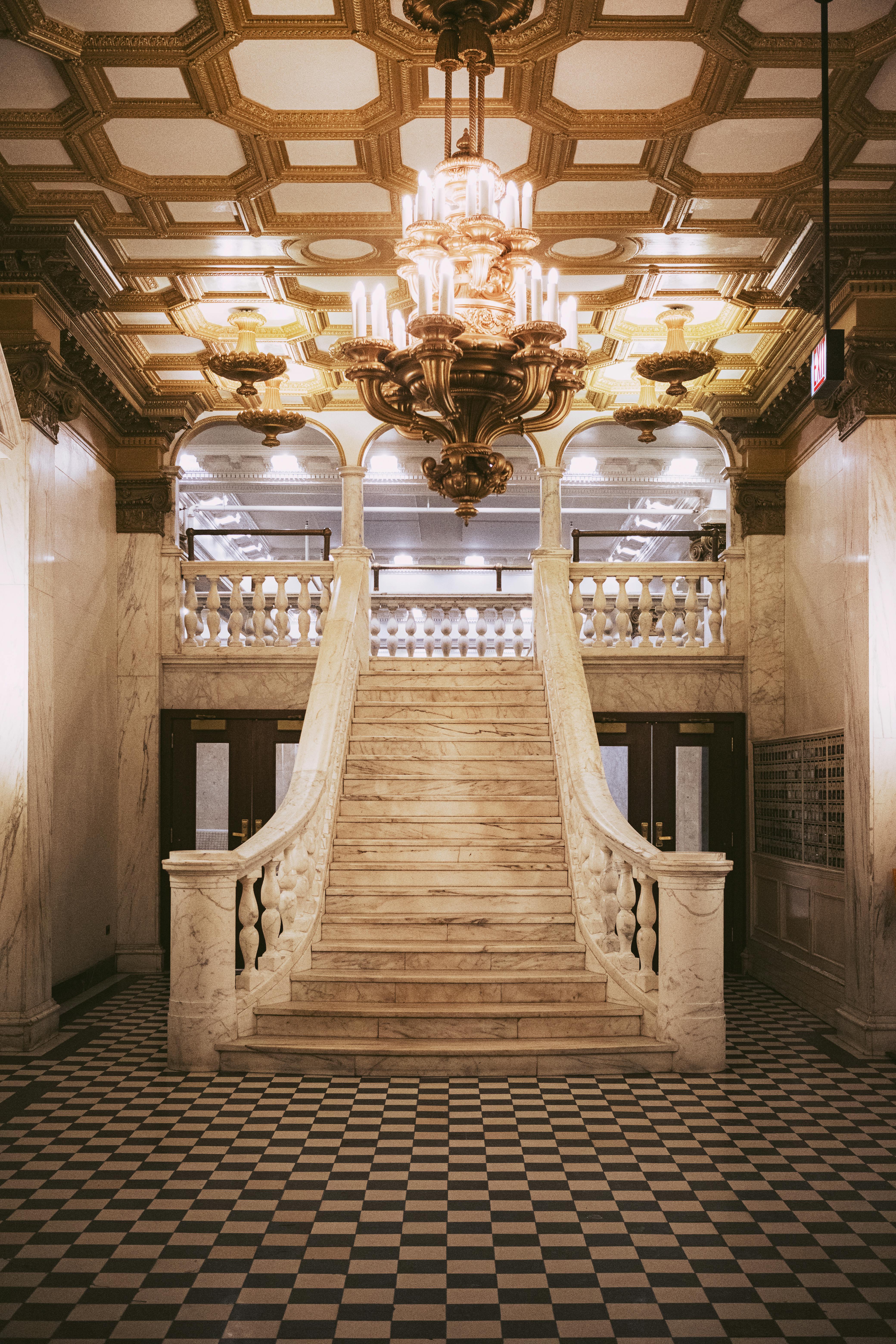 Ilmainen Ylellinen marmoriportaikko koristeellisella kattokruunulla ja klassisella arkkitehtuurilla sopii täydellisesti korkeatasoiseen sisustukseen. Kuvapankkikuva