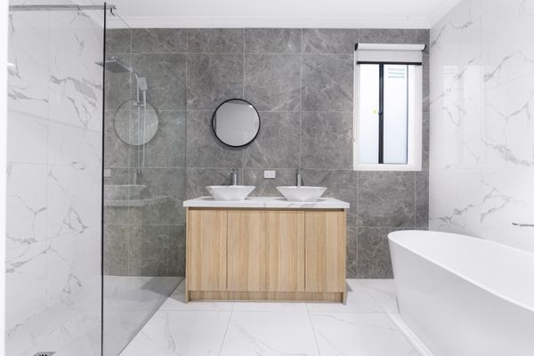 Modern badrumsrenovering med minimalistisk design
