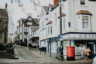 迷人的鹅卵石街道贯穿市中心，两旁商店林立，行人、自行车穿梭其间，完美诠释了城市生活方式的精髓