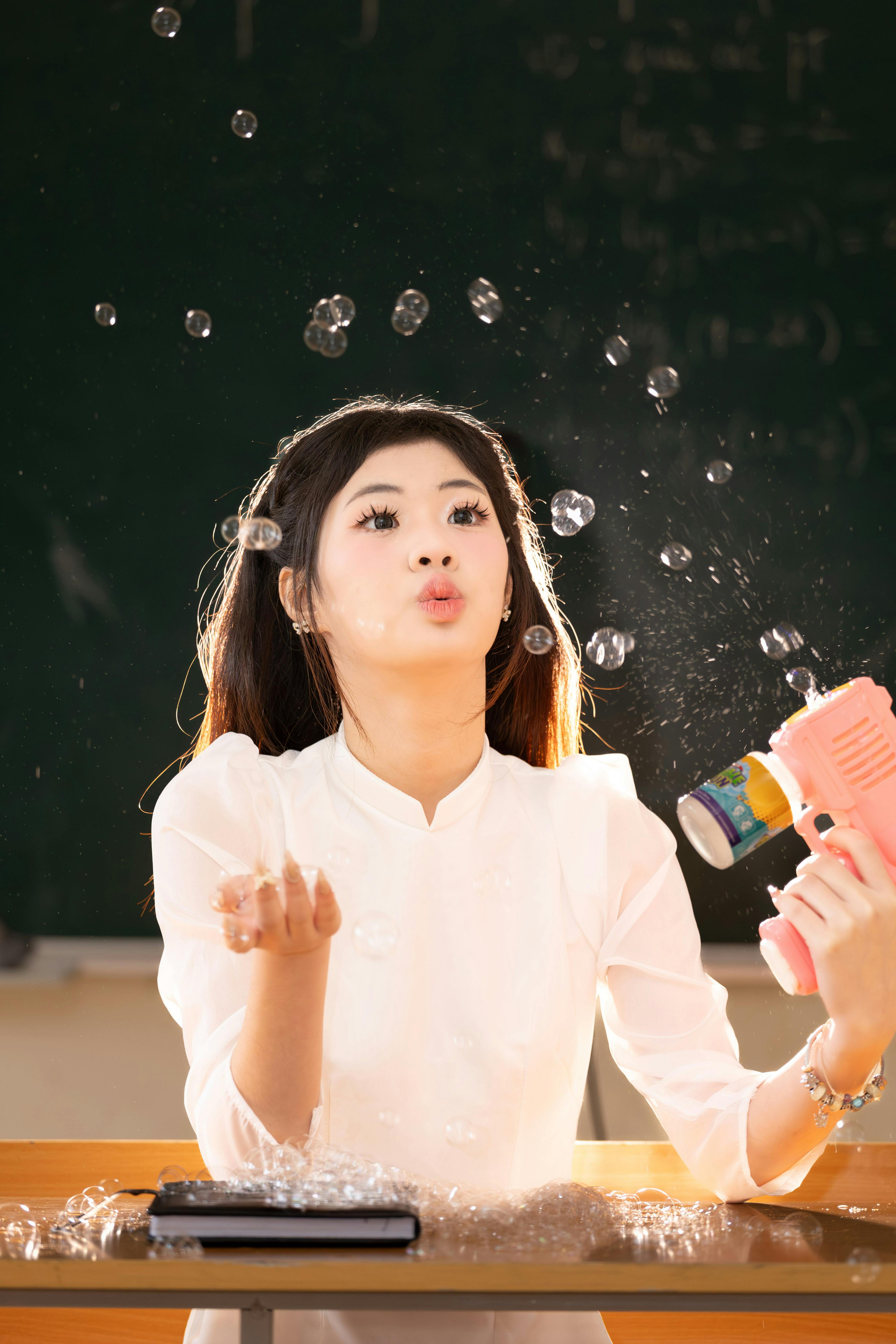 Miễn phí Cô gái trẻ vui vẻ trong chiếc váy trắng chơi bong bóng trong nhà. Khoảnh khắc thú vị được ghi lại tại Hà Nội, Việt Nam. Ảnh lưu trữ