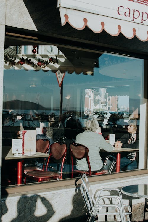 Kostenlos Frauen Sitzen In Einem Restaurant Stock-Foto