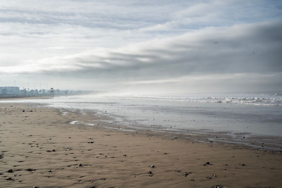 Matin brumeux sur la plage d'Agadir