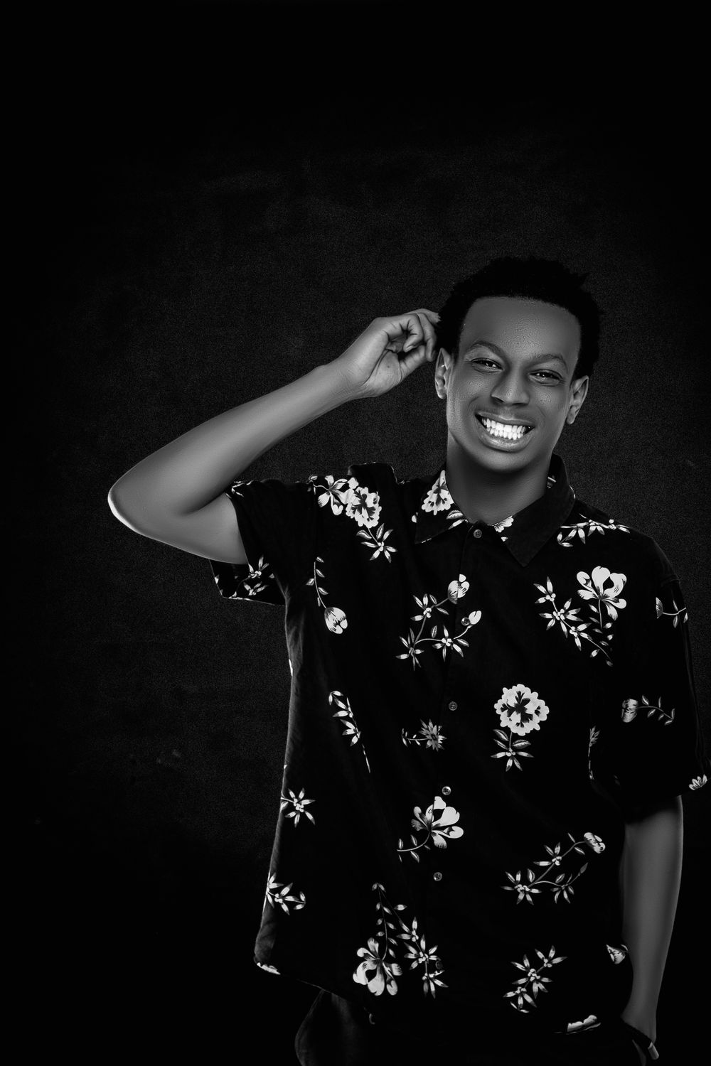 Retrato En Blanco Y Negro De Un Hombre Sonriente Con Camisa Floreada ...