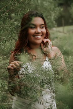 绿树成荫，一位快乐的白衣女子散发着幸福和自然之美