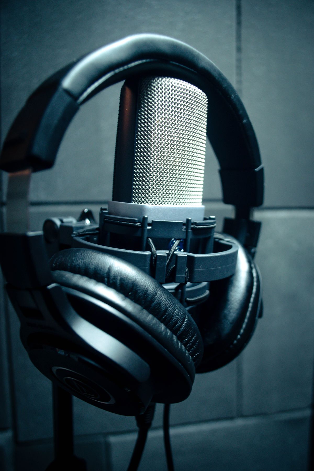 Studio microphone with headphones