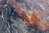 以旋转的大地色调和蓝色动态抽象，捕捉现代流动的艺术风格