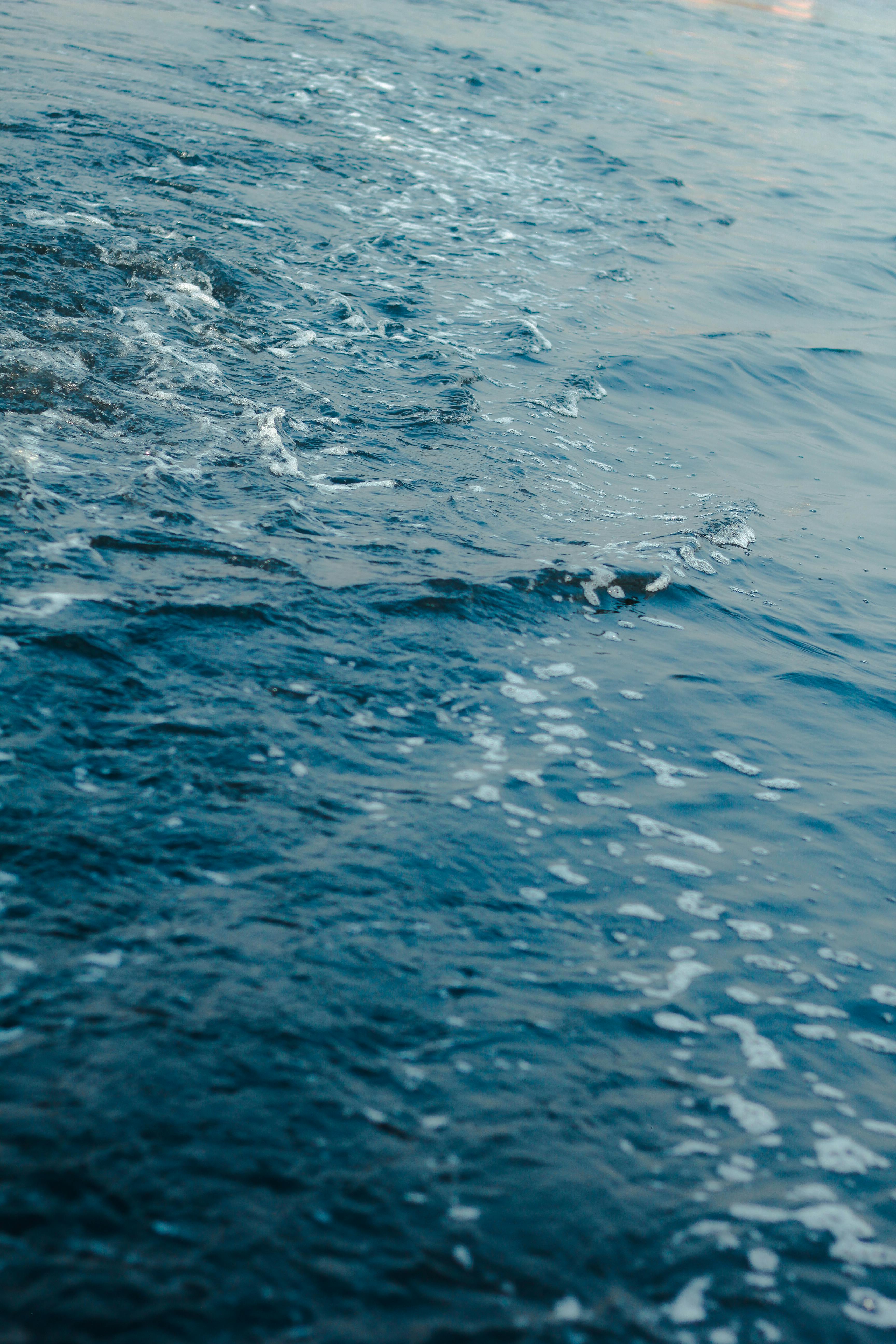 gratis Zachte rimpelingen op het blauwe water creëren een sereen oceaanlandschap in Dhaka, Bangladesh. Stockfoto