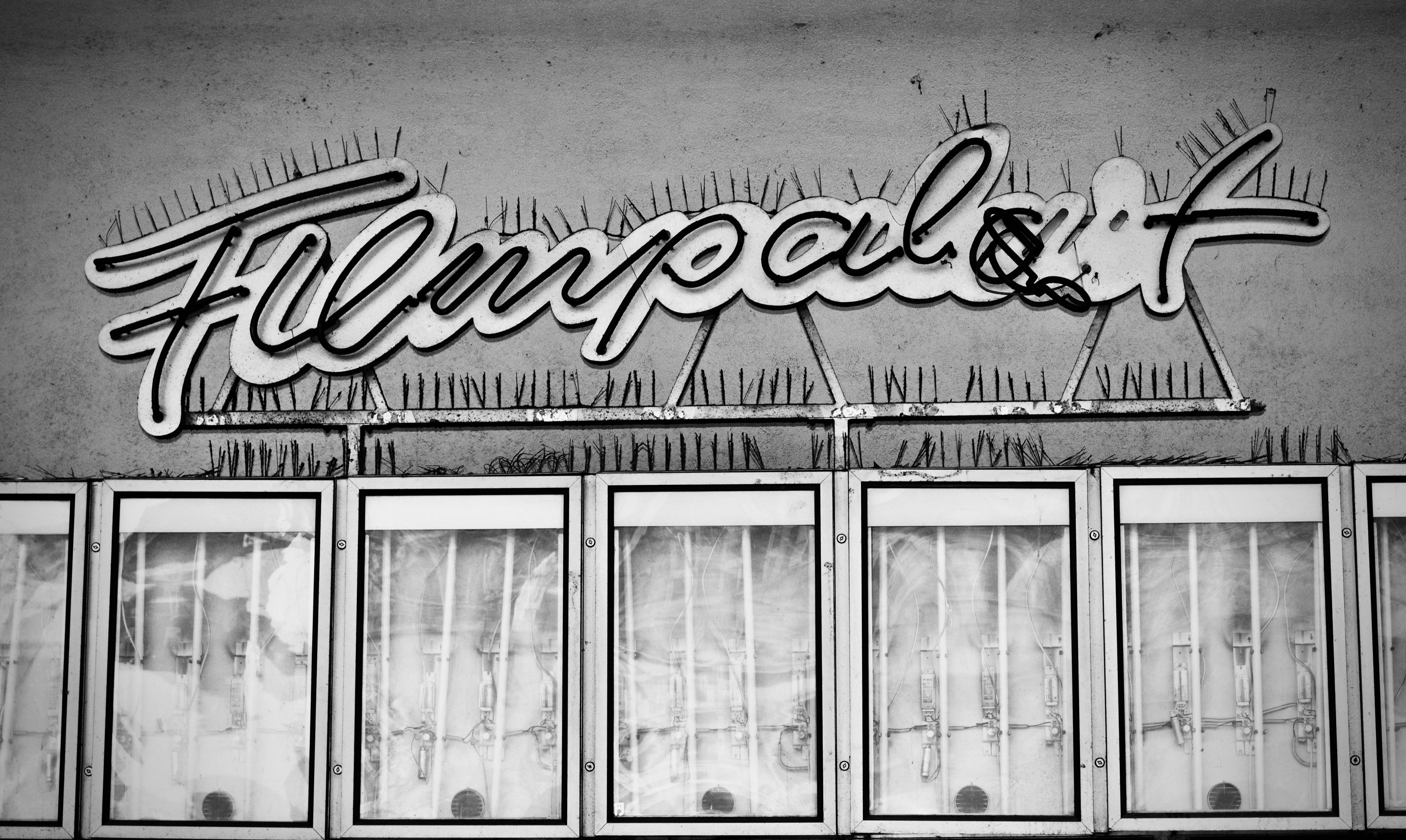 Gratis Svart-hvitt-bilde av et gammeldags kinoskilt. Arkivbilde