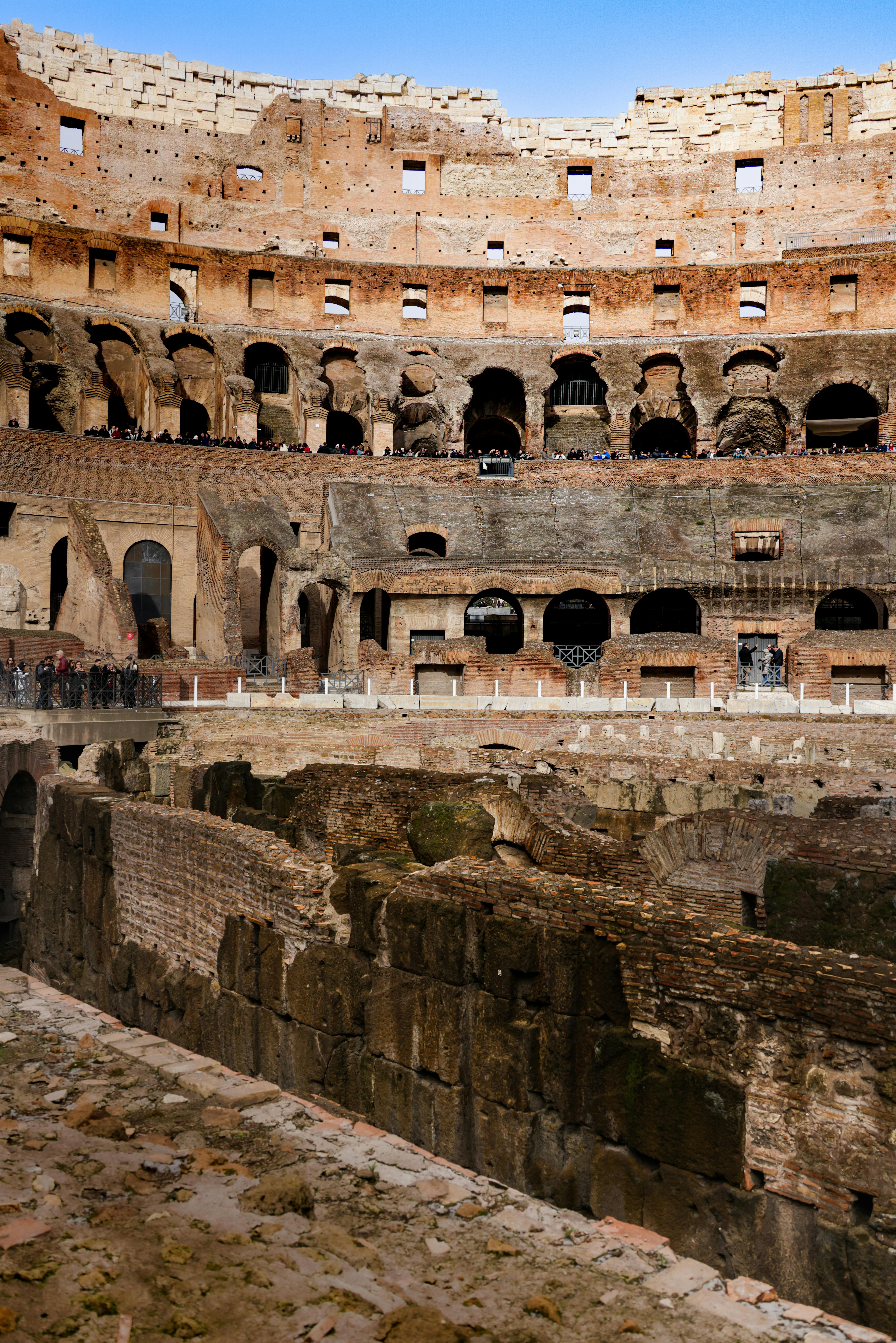 Ücretsiz Antik Roma'nın sembolü olan antik Roma Kolezyumu'nun karmaşık mimarisini keşfedin. Stok Fotoğraflar