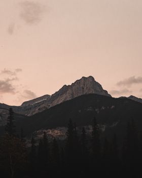 日落时分，班夫那戏剧性的山地景观，展现了加拿大落基山脉的自然美景
