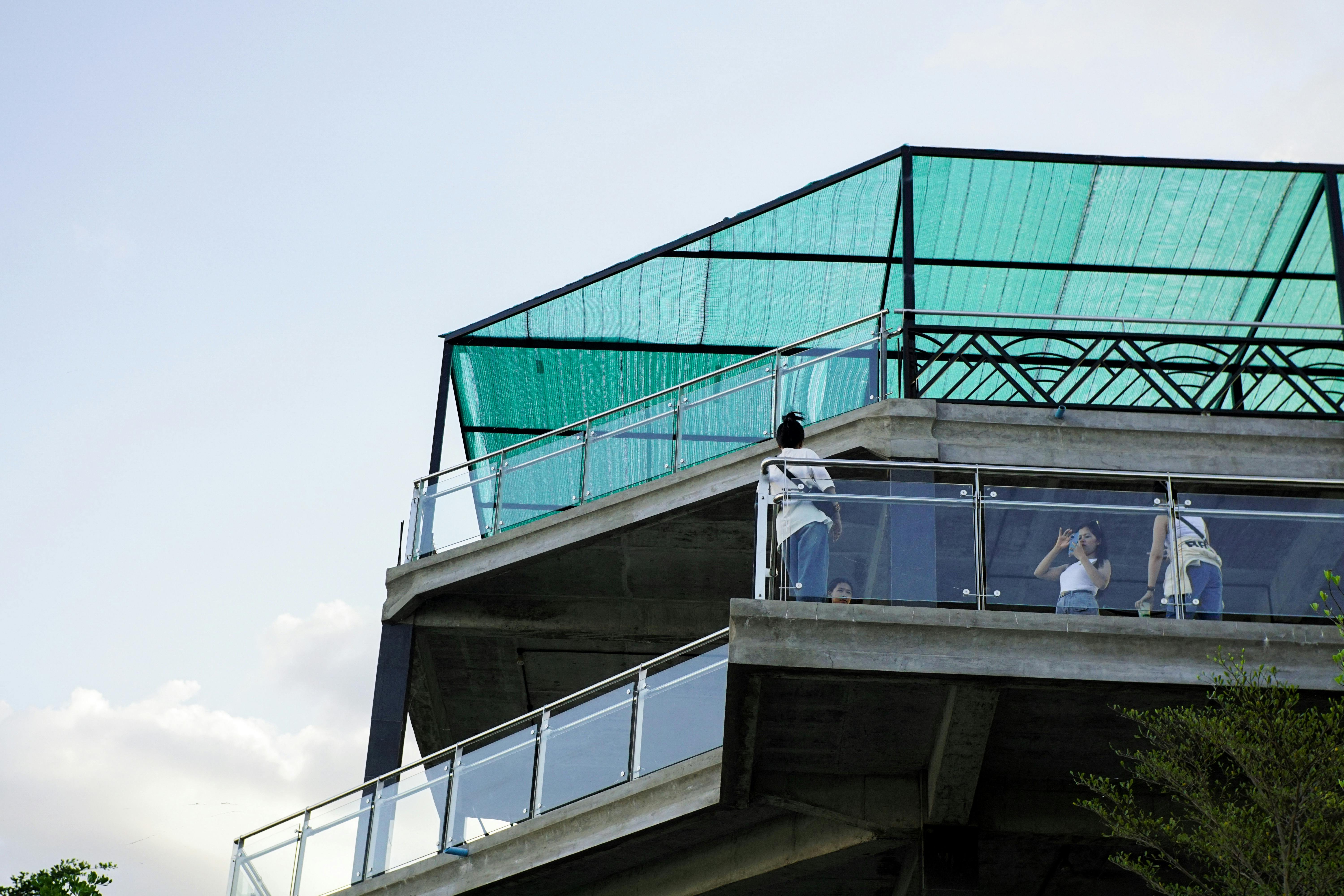 Gratis Besøkende kan nyte en moderne takterrasse med fantastisk utsikt nær Phnom Penh i Kambodsja. Arkivbilde